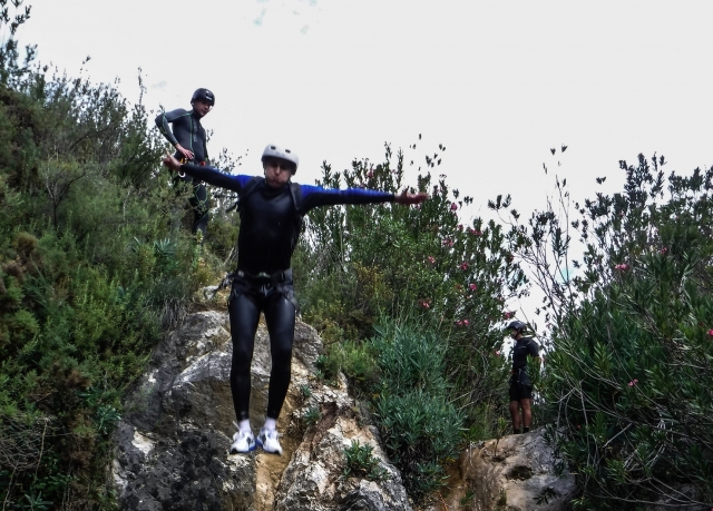 Saltando al agua con los brazos en cruz
